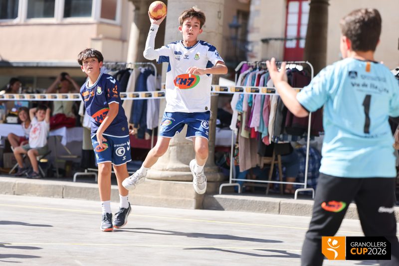 Jugador de la Granollers Cup llançant a porteria