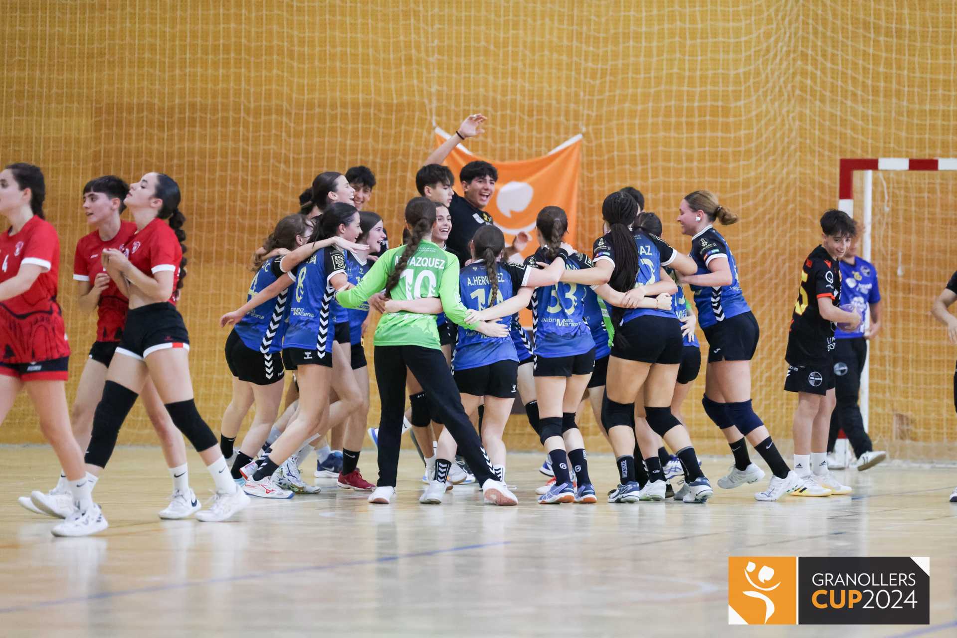 Jugadores celebrant juntes al final d’un partit